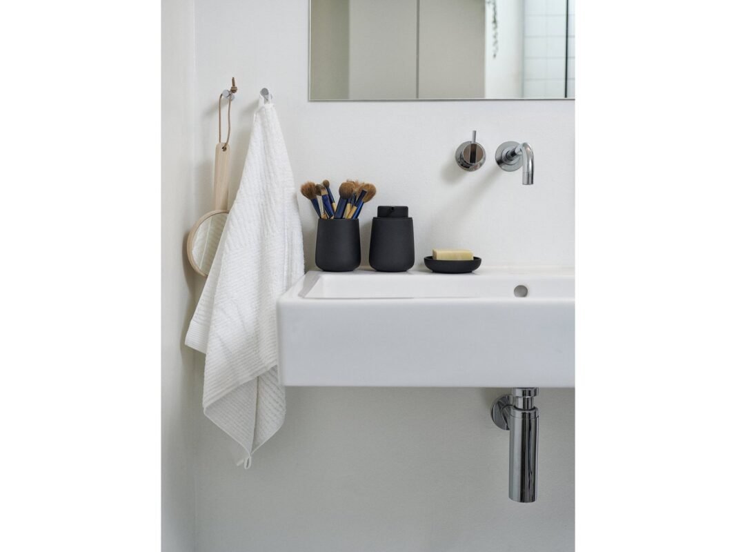 Zone Denmark Classic Bath Towel 70 × 140 cm in White (2)
