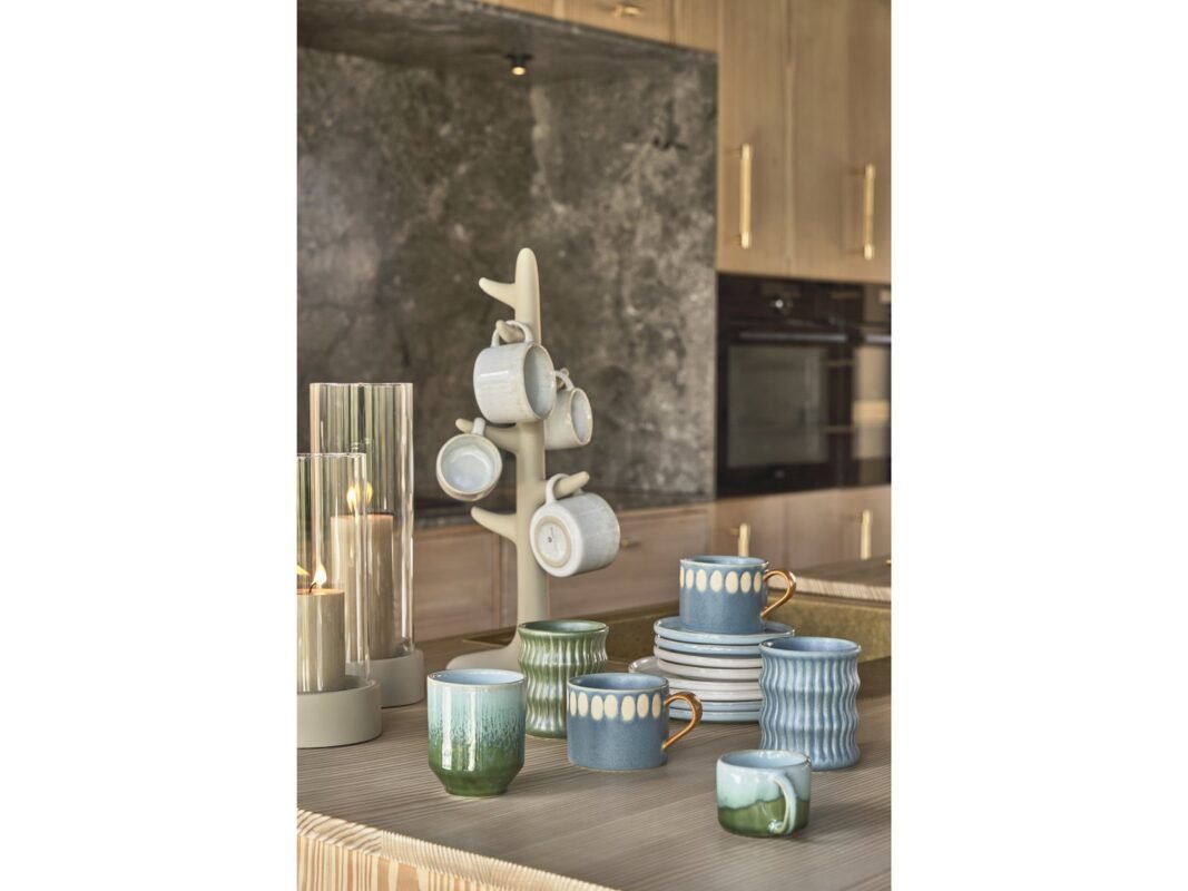 Villa Collection Trae Pillar Candle Ø6 × 14 cm in Camel (3)